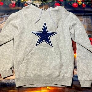 Dallas Cowboys Fleece Hoodie in a unisex size small. It is pre-owned (W.S.)